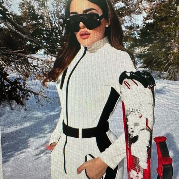 Elegant Women's Black and White Pantsuit - Picture 2 of 9